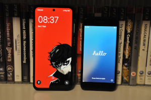 An iPhone SE 2 and a Fairphone 6 next to each other.