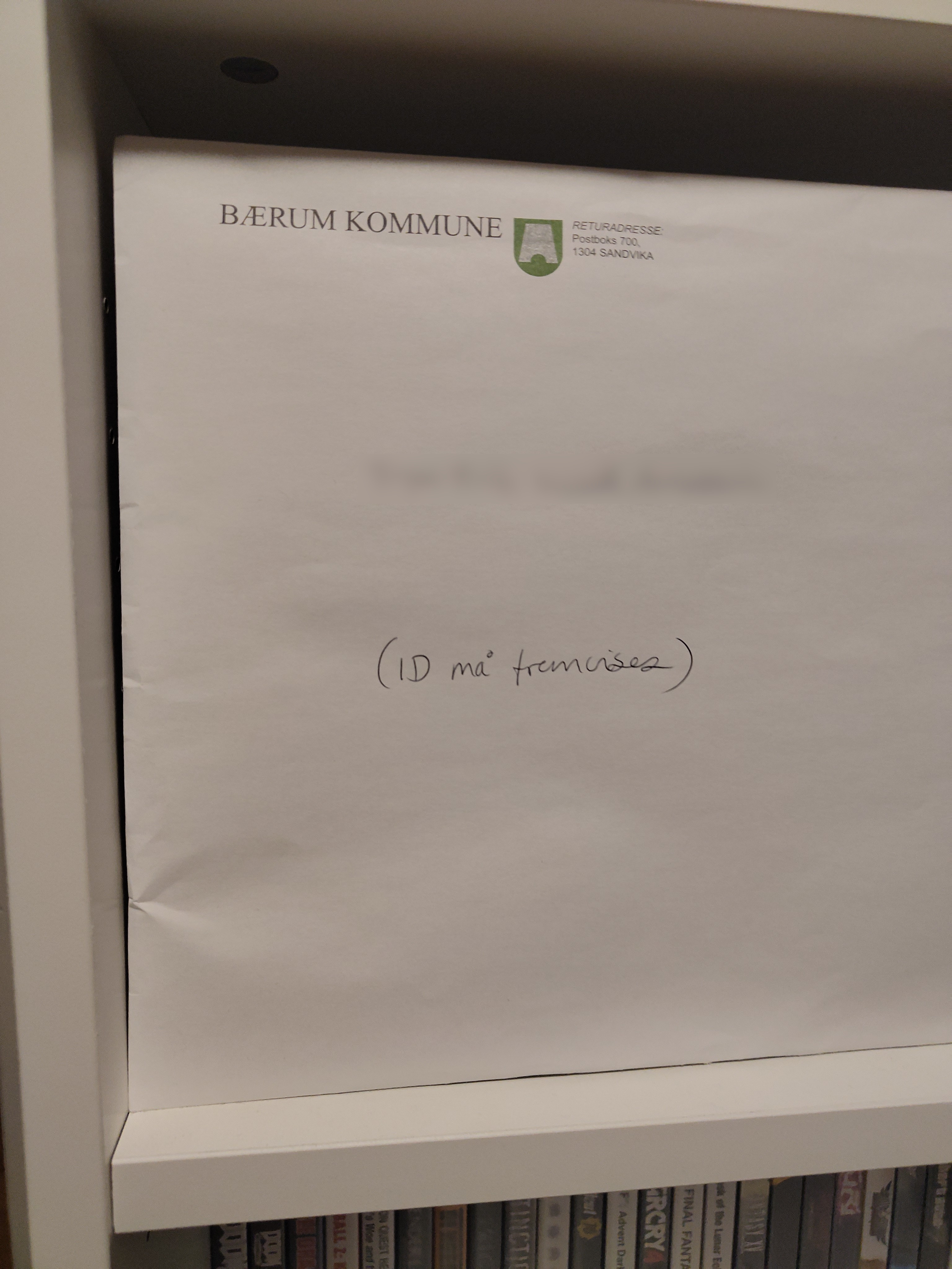 En stor konvolutt som det står 'Bærum kommune' på.